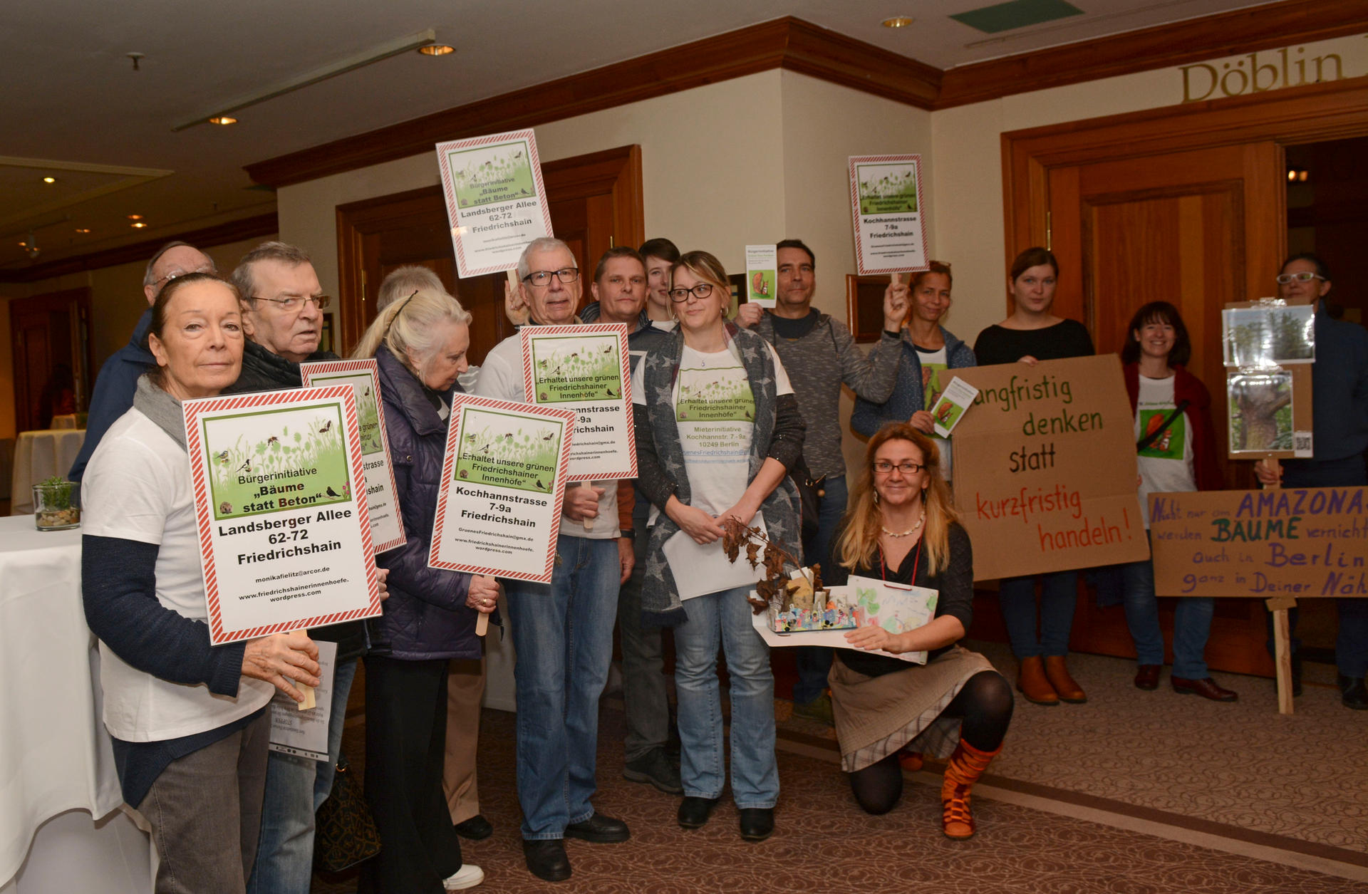 Mieter-Initiativen protestieren beim Grünen-Parteitag gegen die Bebauung ihrer Innenhöfe mit Hochhäusern. Sie fordern ein Gespräch mit Umweltsenatorin Regine Günther, die der Bitte nachkommt und sich die Sorgen anhört (li.).    