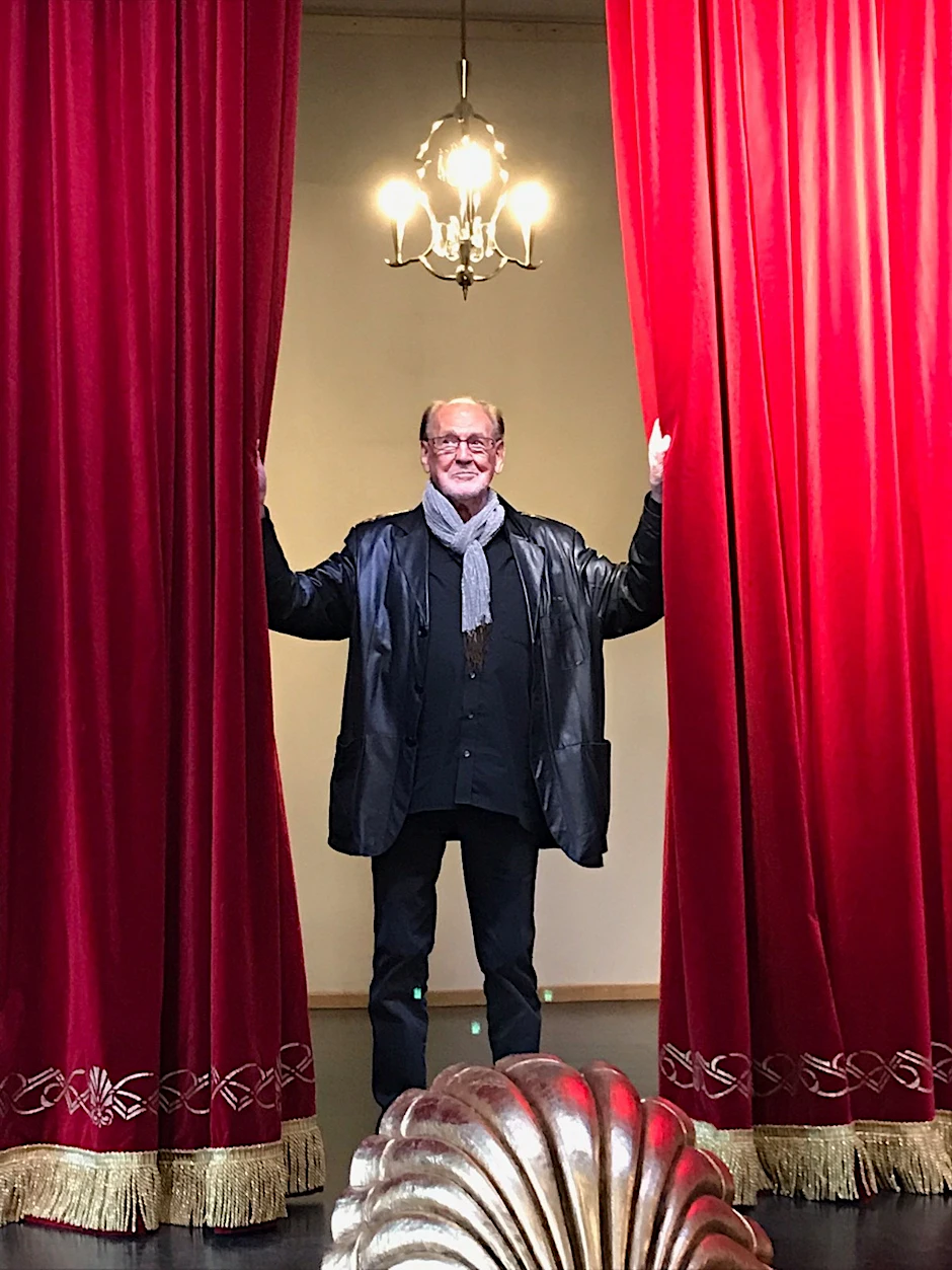 Hereinspaziert im Beelitzer Theater „Zum Deutschen Haus“: Herbert Köfer spielt dort in der „Pension Schöller“.