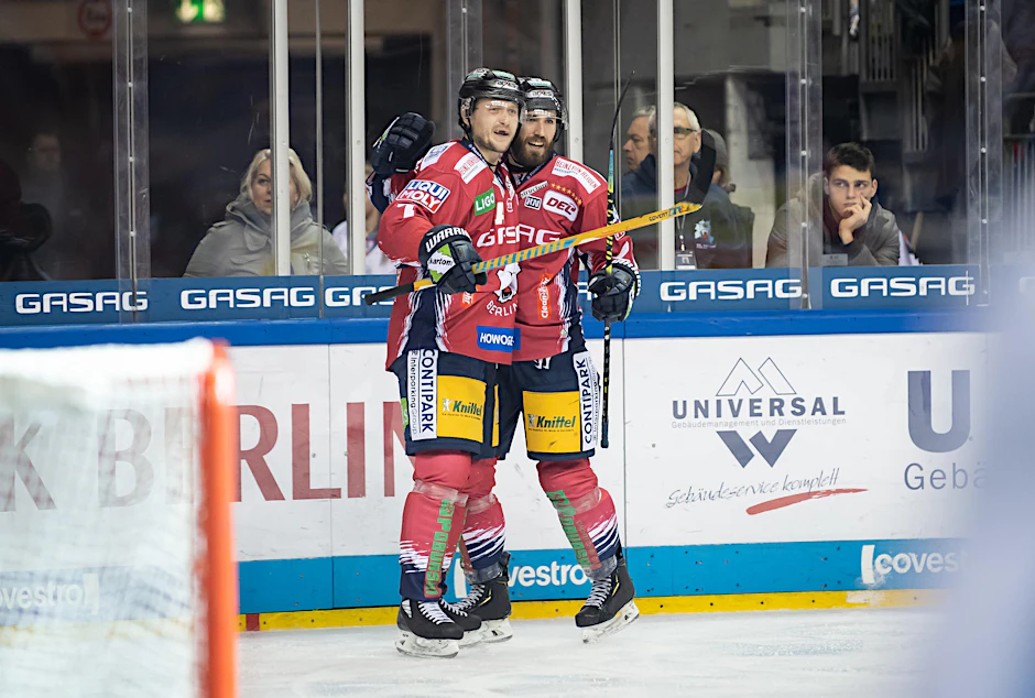 Frank Hördler (l.) bejubelt sein Tor zum 3:4 gegen Bremerhaven.