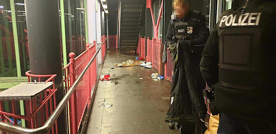 Einsatzkräfte der Polizei an der Stelle, an der sie den sterbenden Mann fanden. 