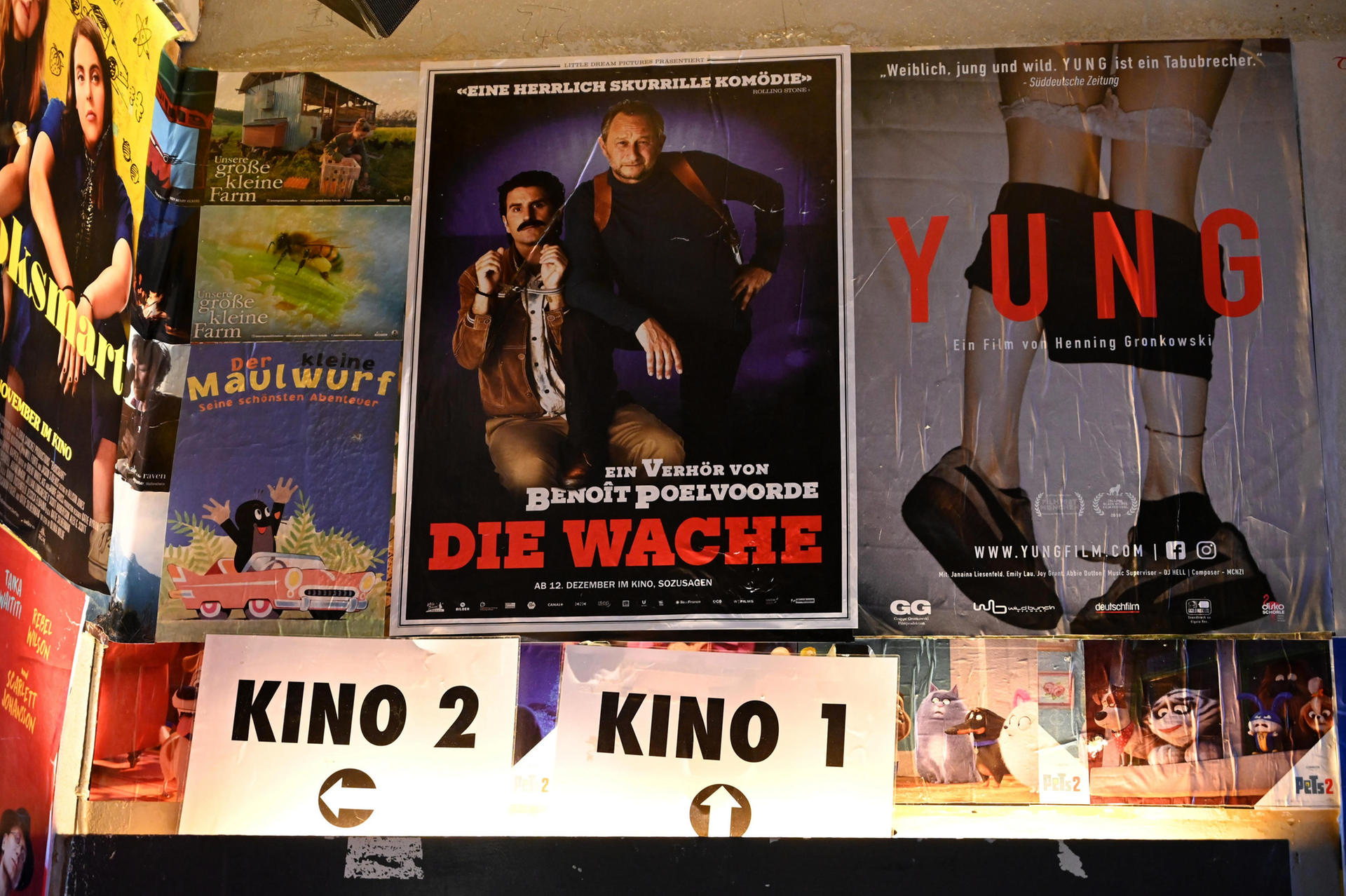 Die Wände sind mit Plaktaten gepflastert.