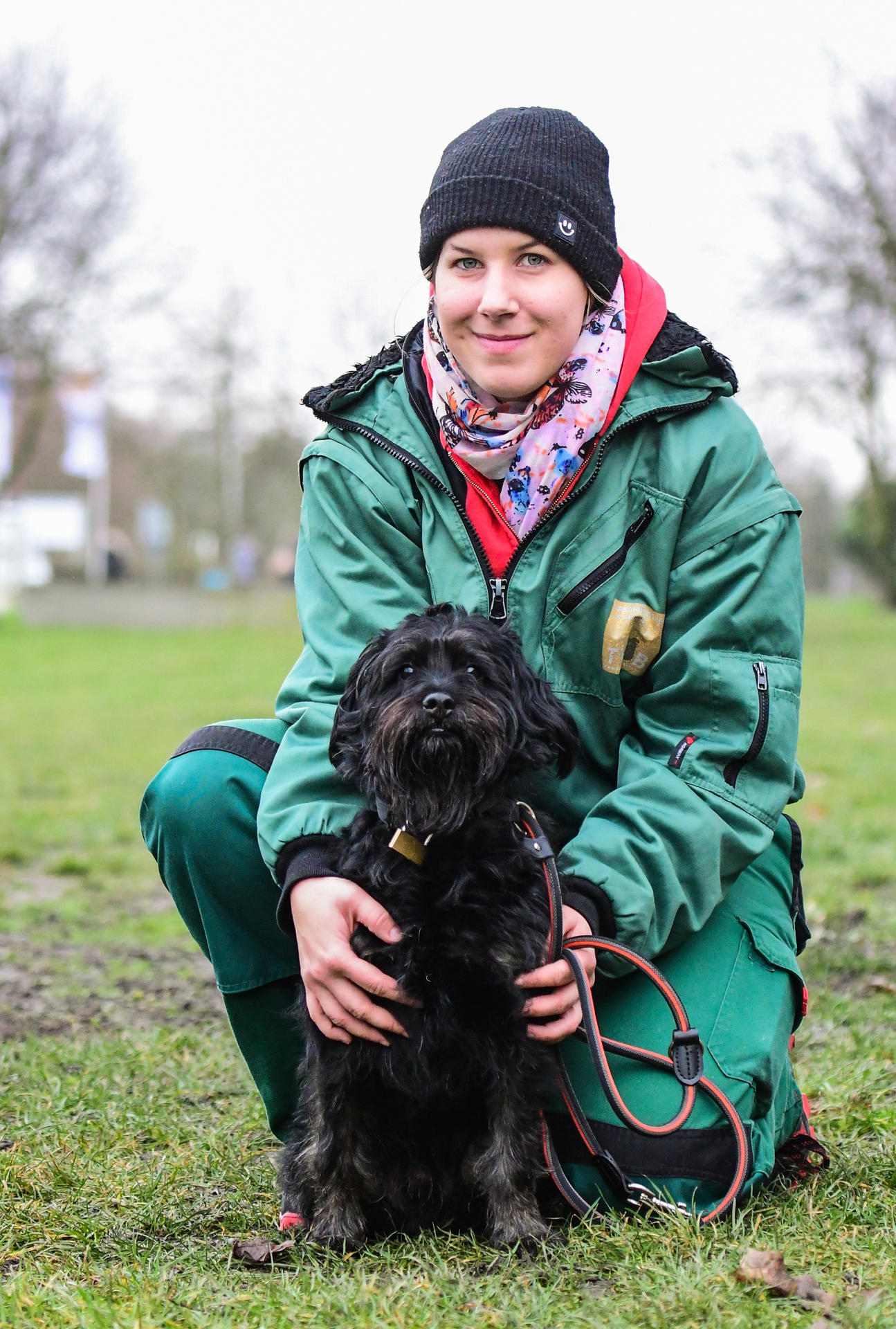 Fund-Hund Neo und Tierpflegerin Katharina Jordan gehen. 