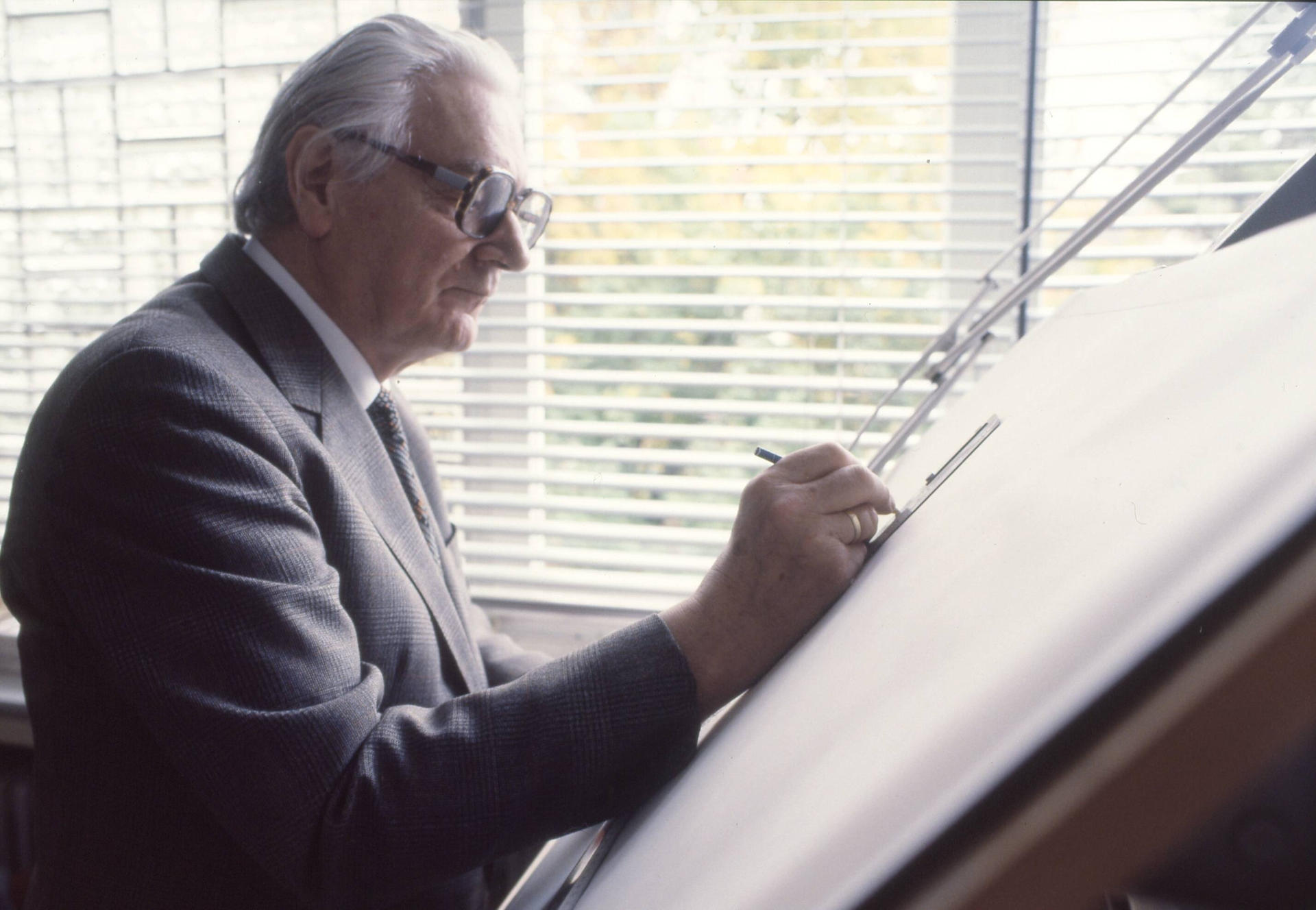 Konrad Zuse, der Erfinder des ersten funktionsfähigen Digitalrechners der Welt im Jahre 1984.