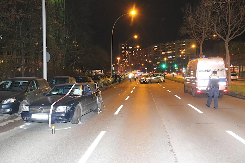 Unfall mit Todesfolge auf der Landsberger Allee. Ein Fußgänger starb, als er von einem Mercedes Coupé erfasst wurde. 