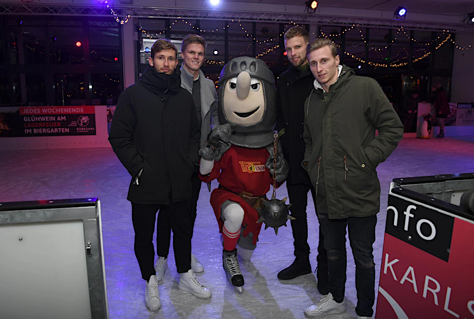 Eiserne unter sich: Christopher Lenz, Marius Bülter, Marvin Friedrich und Joshua Mees umringen Ritter Keule.