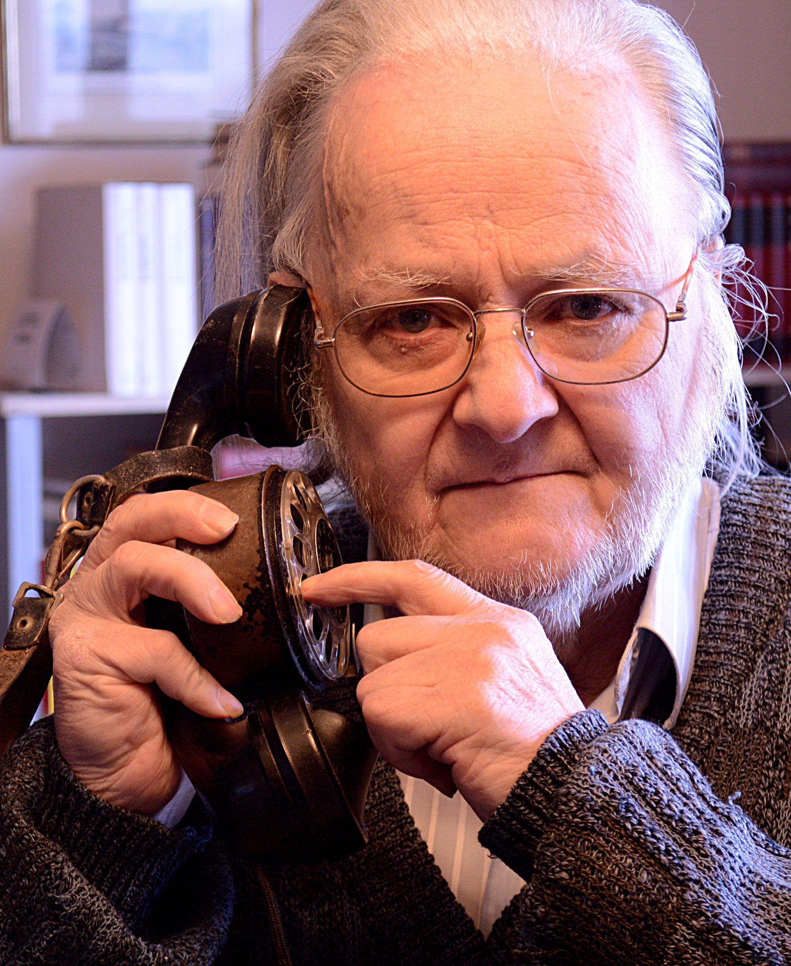 Jürgen Schäufele mit einem Abhörgerät der Stasi.