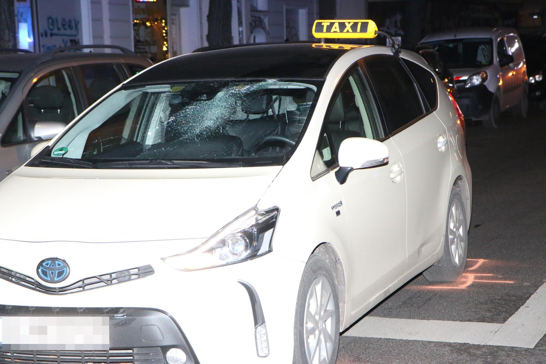 In Neukölln wurde ein Mann von einem Taxi erfasst und dabei schwer verletzt. Die Frontscheibe des Autos wurde eingedrückt.