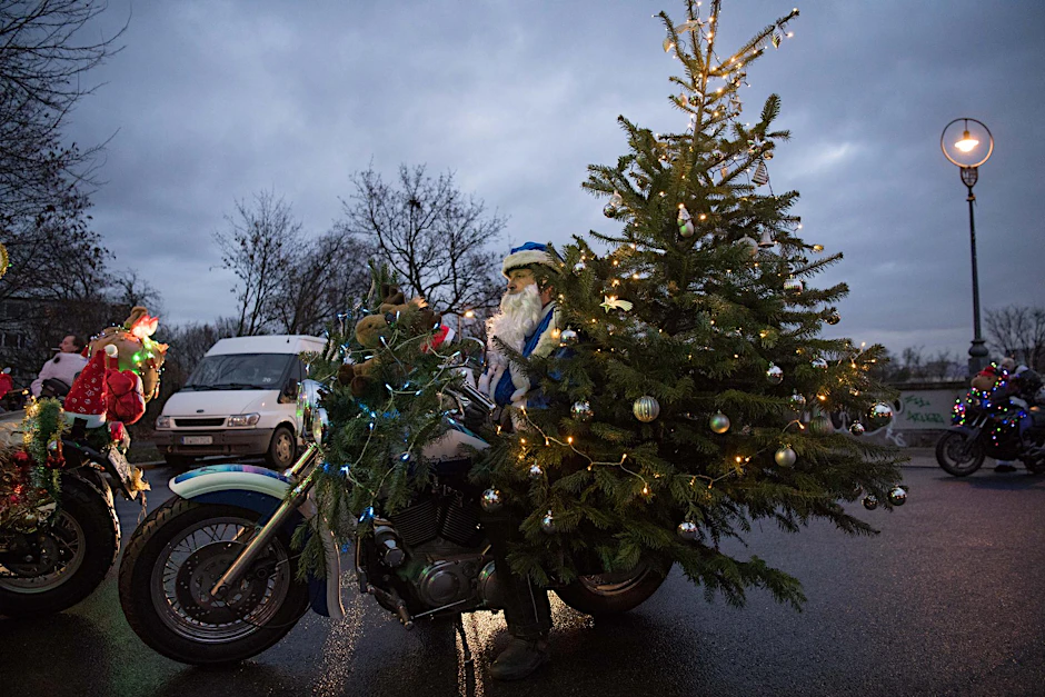 Mit weihnachtlich geschmückten Motorrädern fuhr die Biketour von Steglitz nach Neukölln.