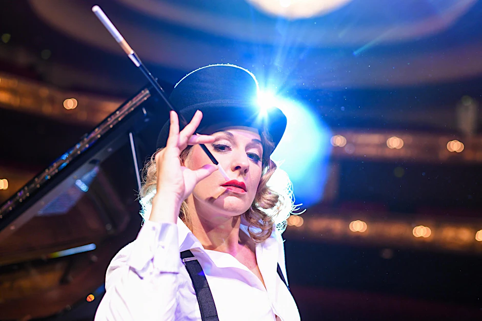 Mit Zylinder und Zigarette – und fast wie das Original: Nina Janke als Marlene Dietrich.