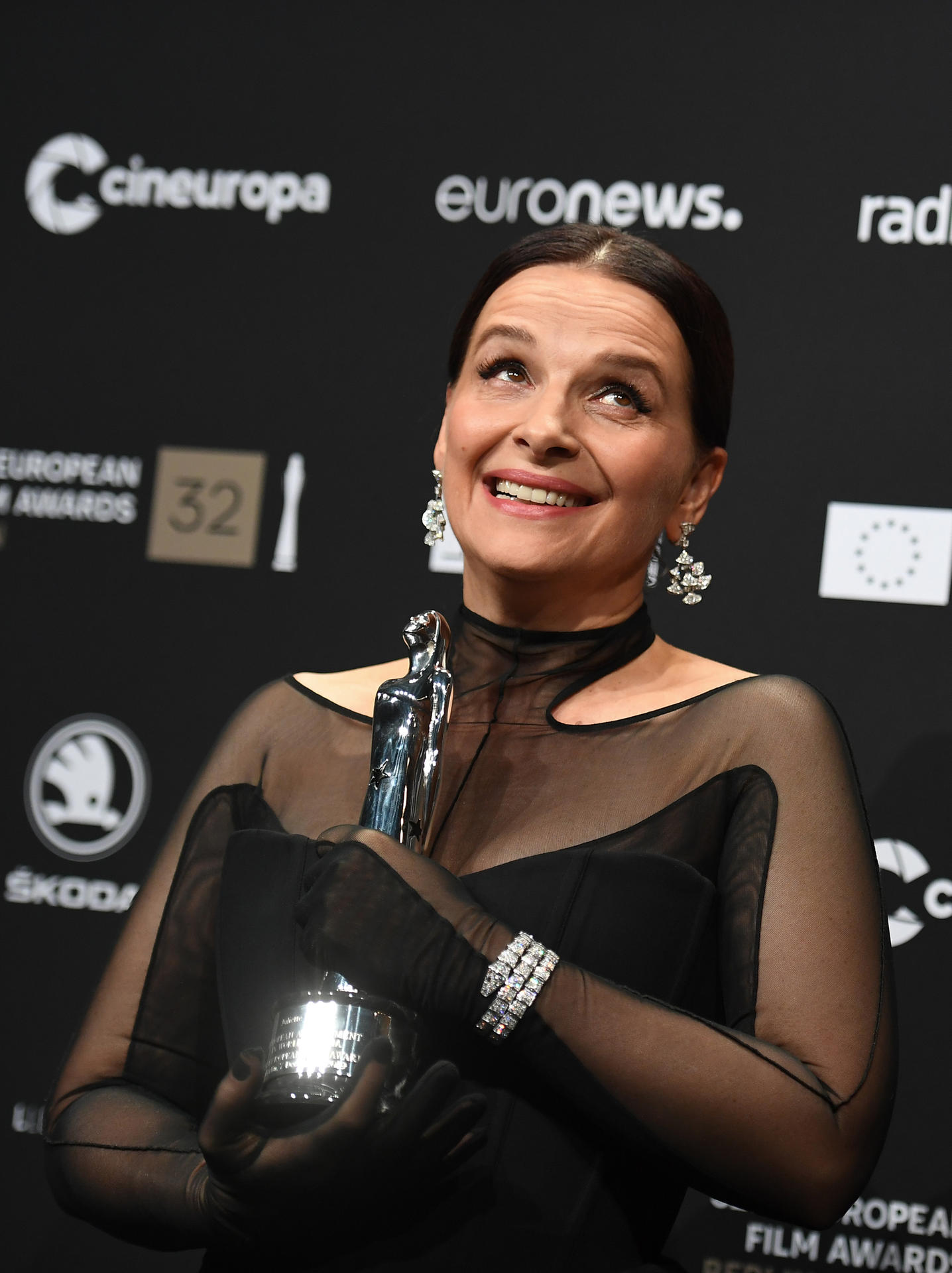 Berlin: Juliette Binoche freut sich über den "European Achievement in World Cinema"-Award.