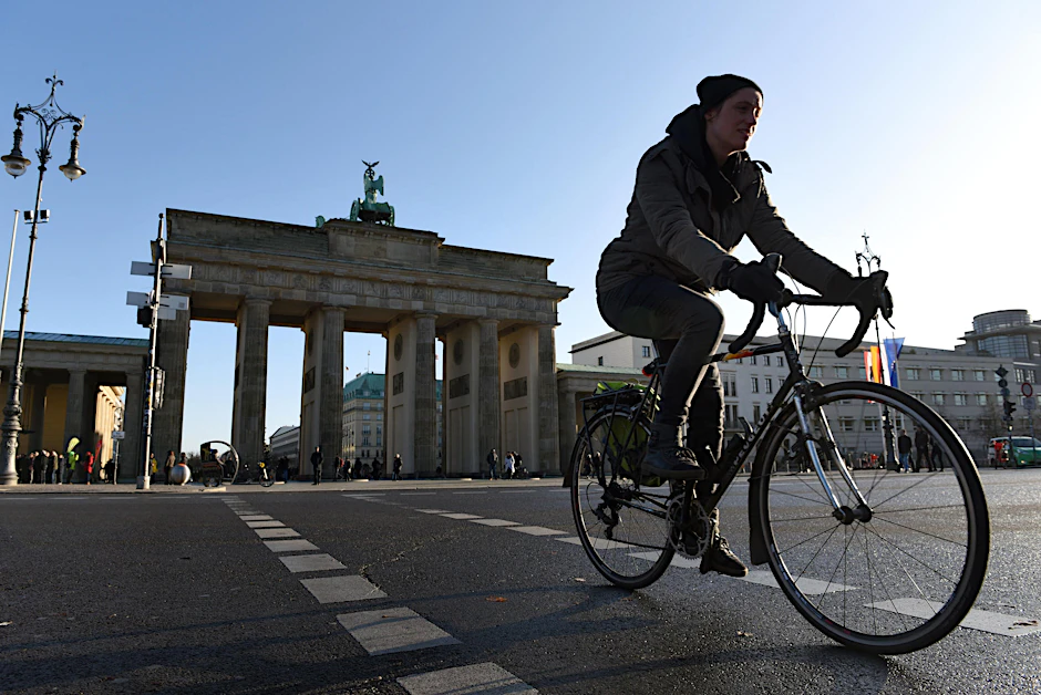 Entspannt in den Osten von Berlin. Eine Radfahrerin hat das Brandenburger Tor passiert. 