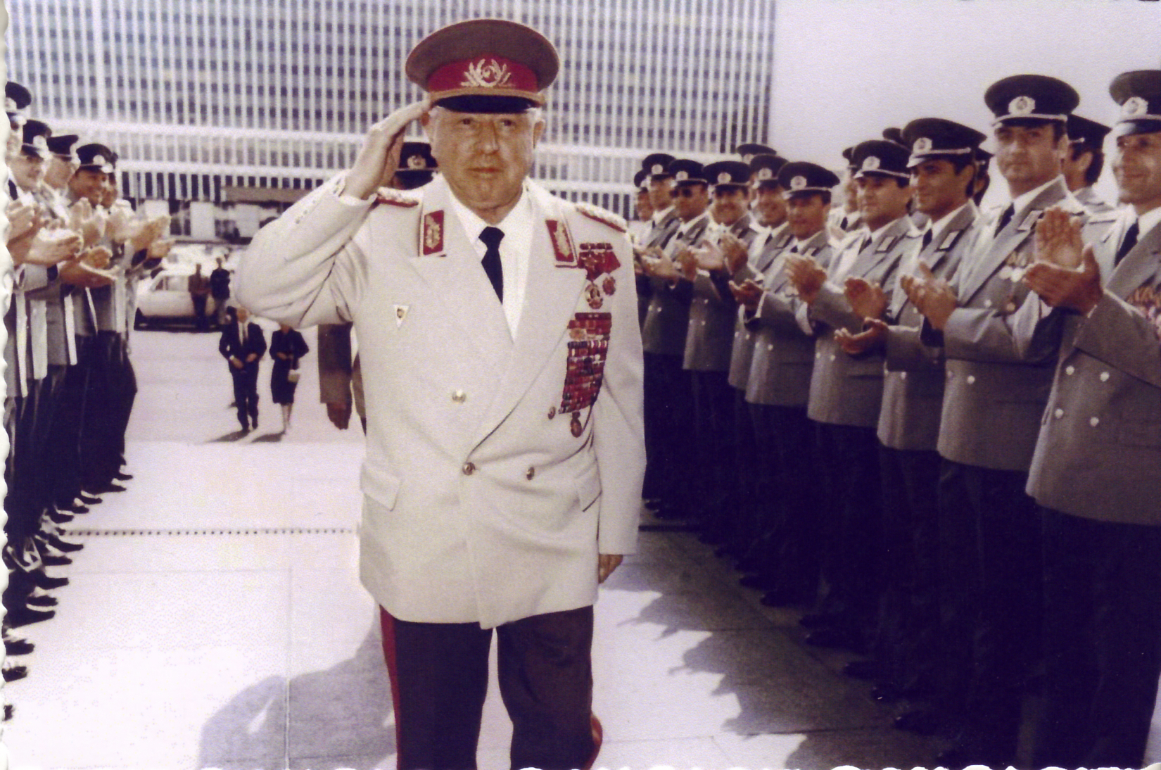 Die Stasi: MfS-Chef Erich Mielke wird beklatscht.