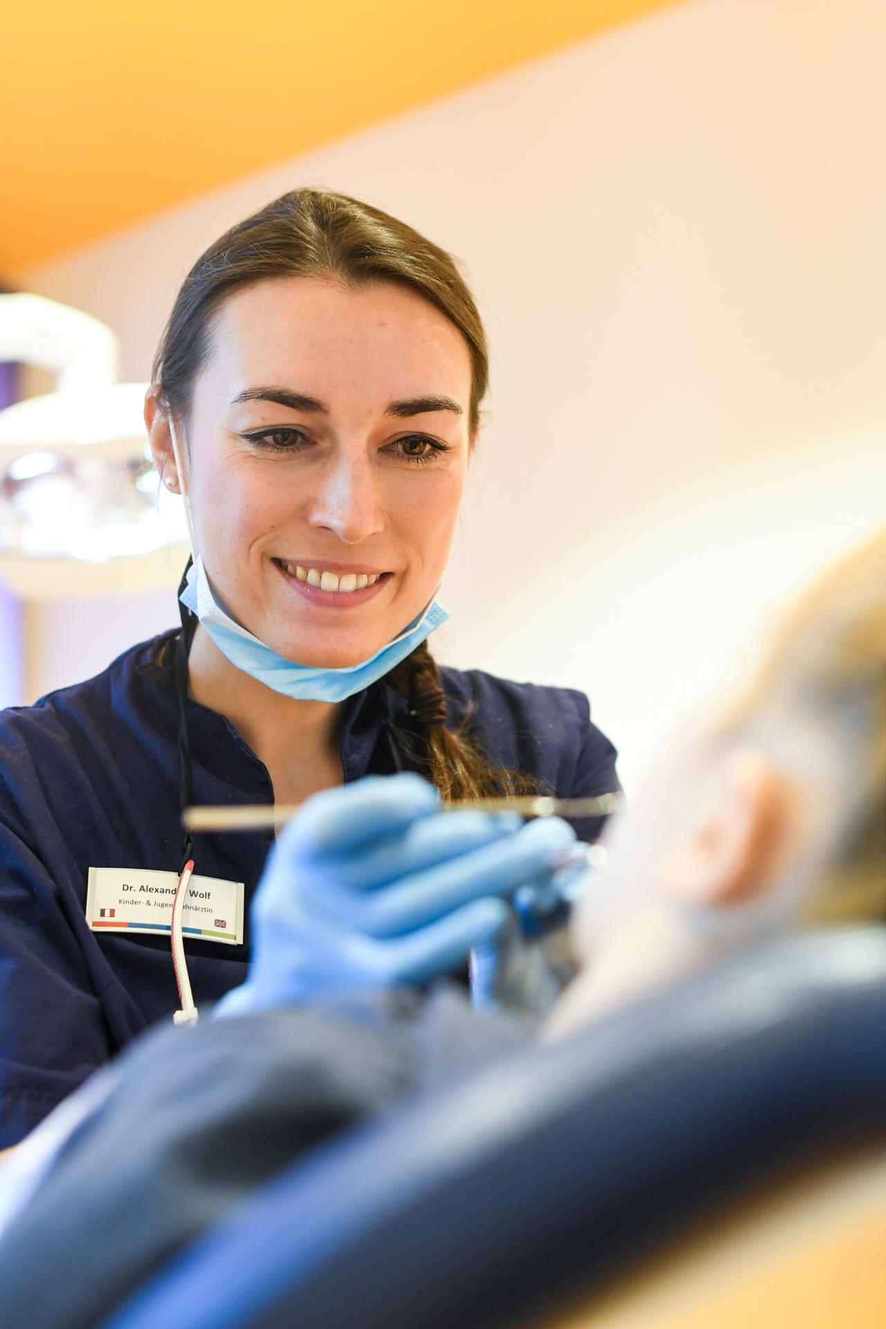 Job am Boden: Alexandra behandelt in der Praxis Ku 64 einen Patienten.