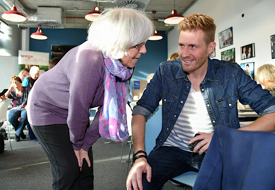 Hautnah mit dem Star: Eine Seniorin fachsimpelt mit Maximilian Arland über die digitale Welt.