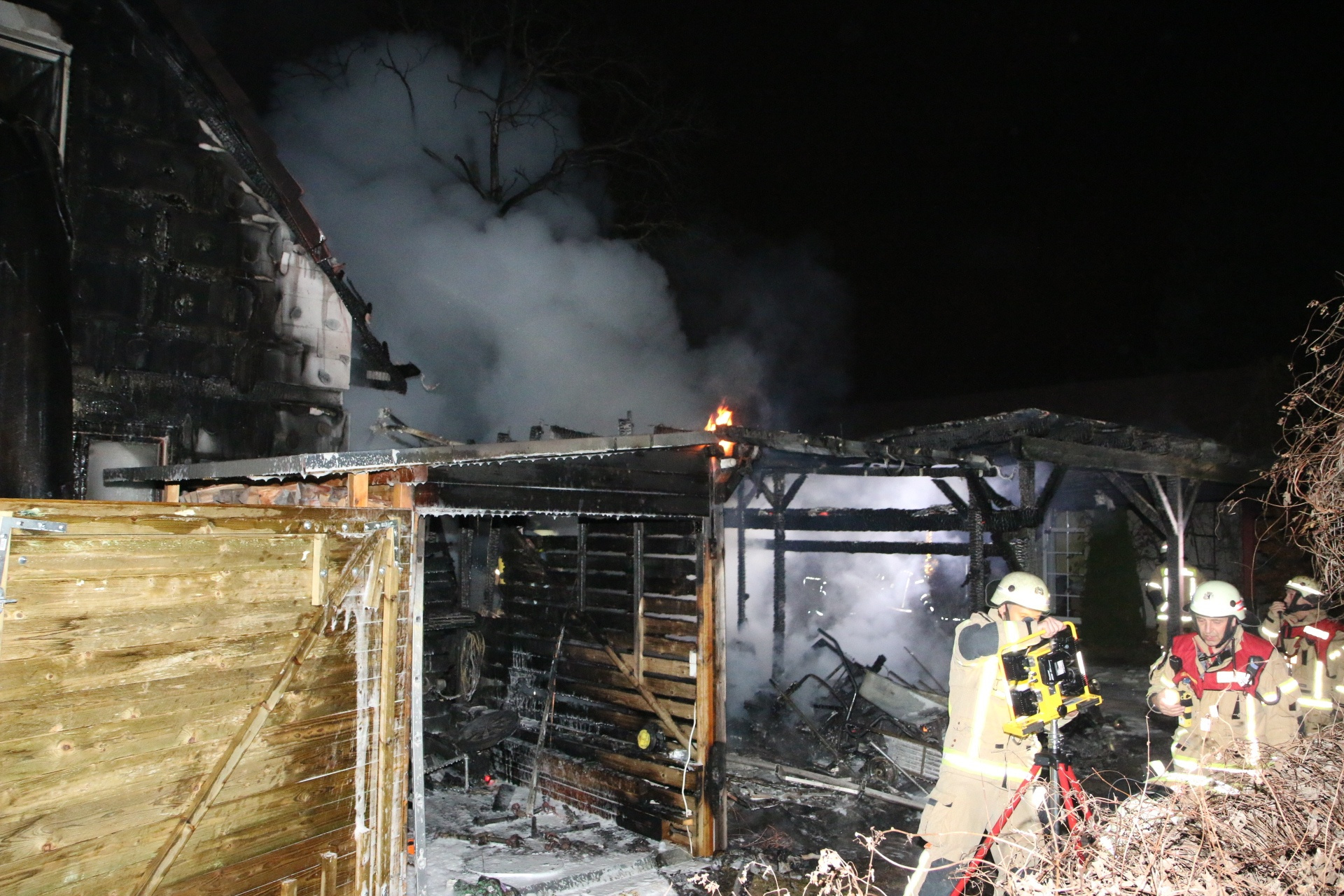 Das Feuer griff vom Carport auf das angrenzende Haus über.
