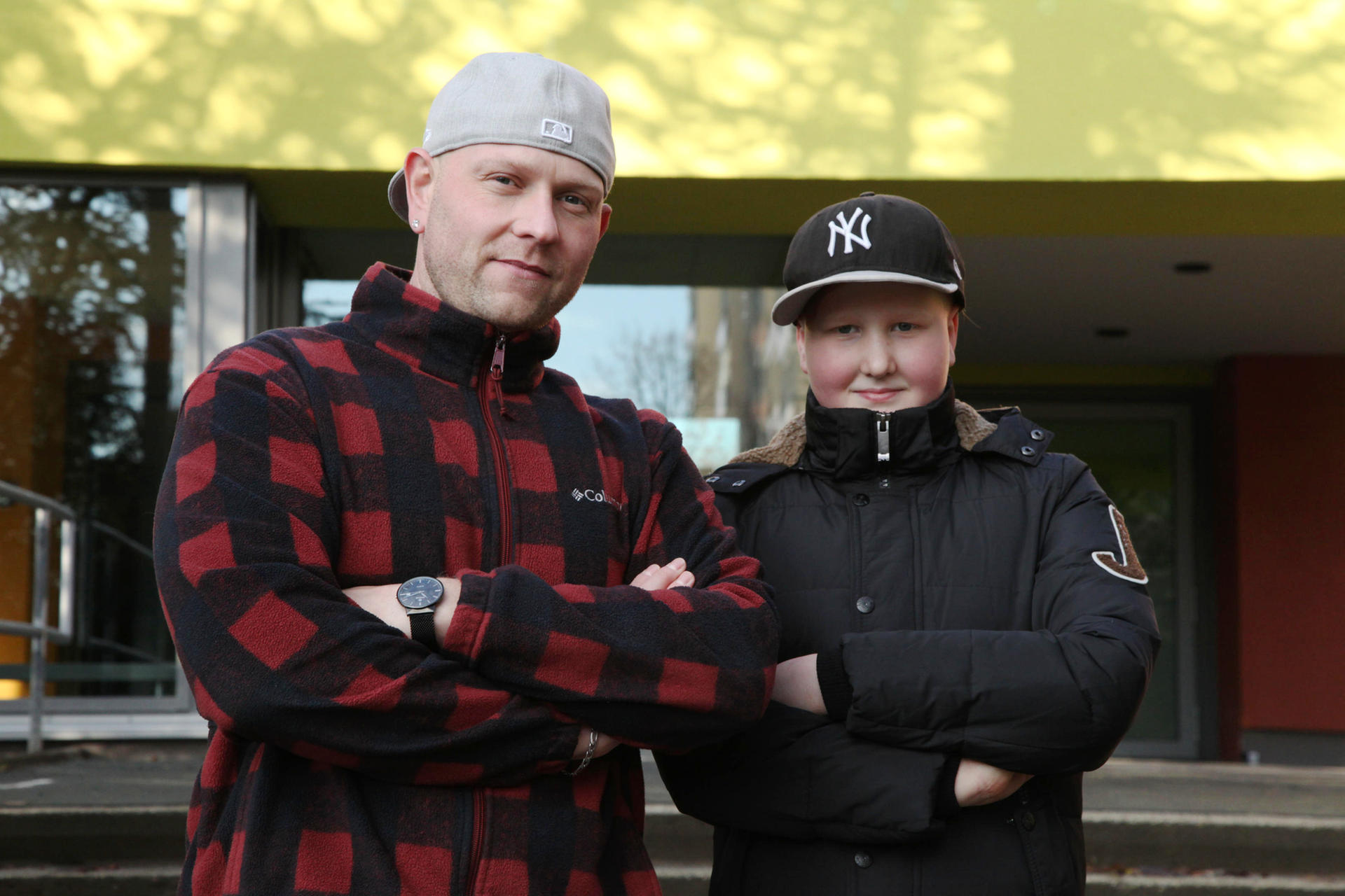 Alex (35) und Jeremy (11) sind wild darauf, Arschbomben und Köpper zu üben. Die beiden haben neugierig durch die Scheiben geschaut.  