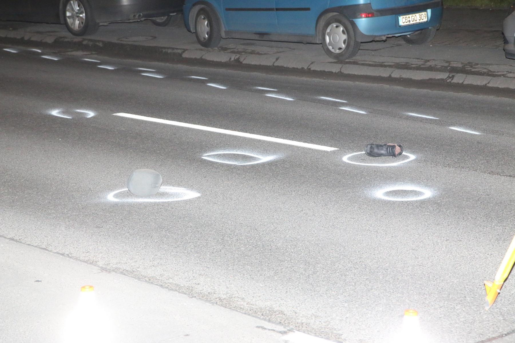 Ein Schuh und eine Mütze – markiert vom Verkehrsunfalldienst: Auf der Landsberger Allee starb ein Fußgänger.