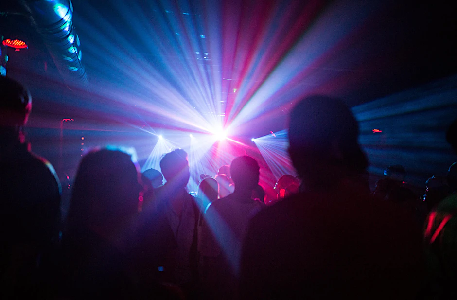 Menschen tanzen in einem Club.