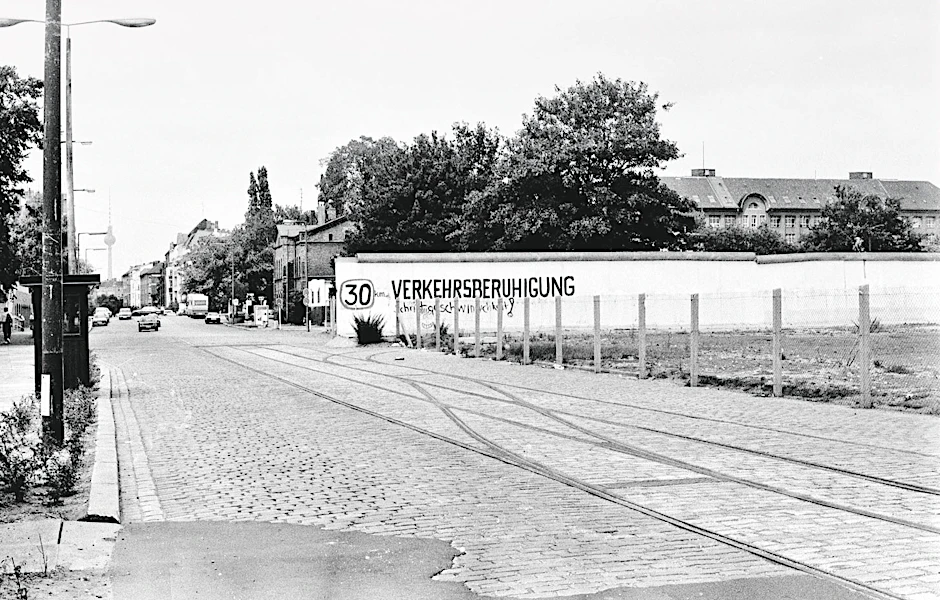 August 1990: Mit Tempo 30 durch die Mauer am Schlesischen Busch. 
