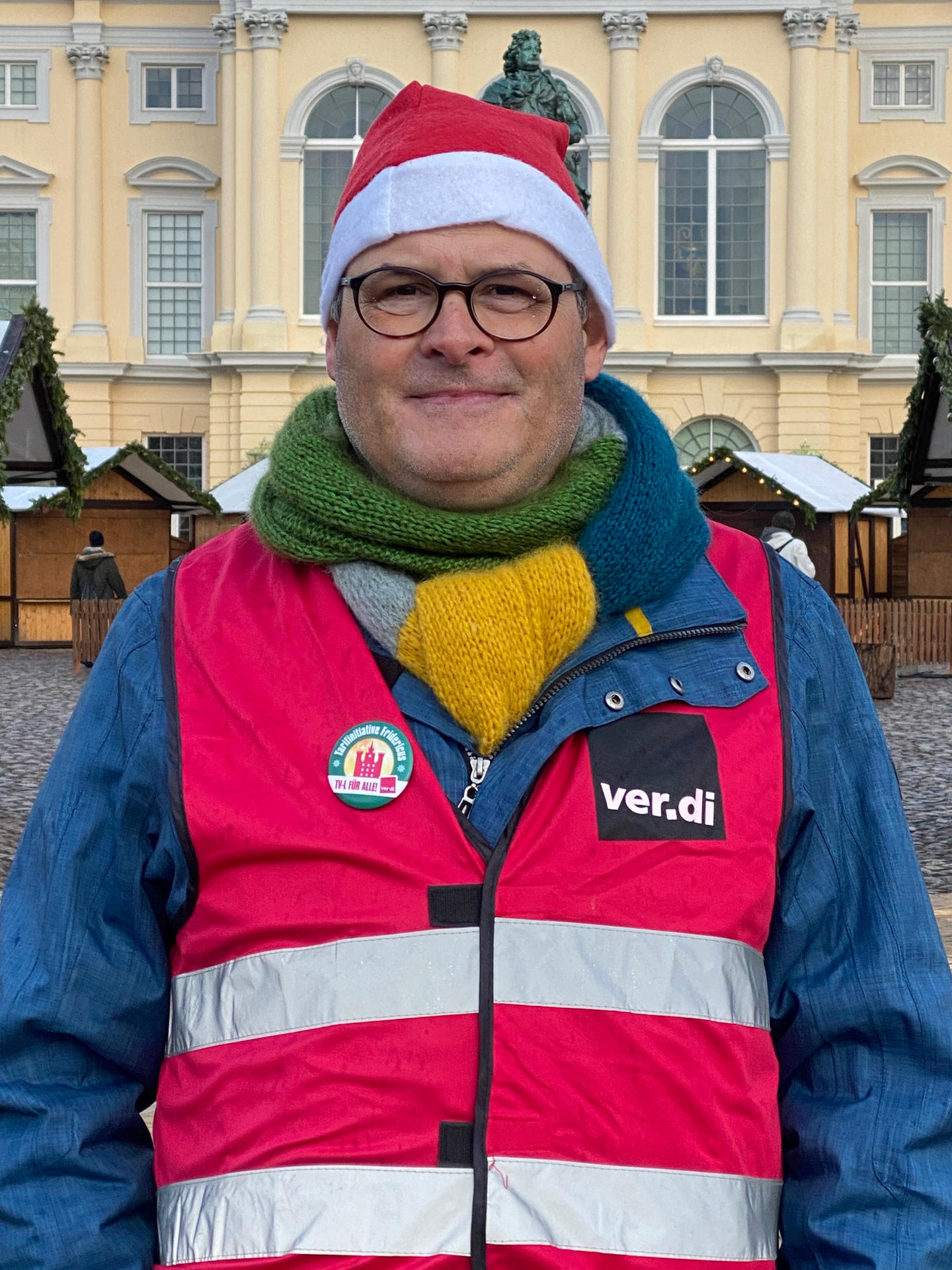 Kassierer Alexander Hundt hält sich mit einem Zweitjob über Wasser. 
