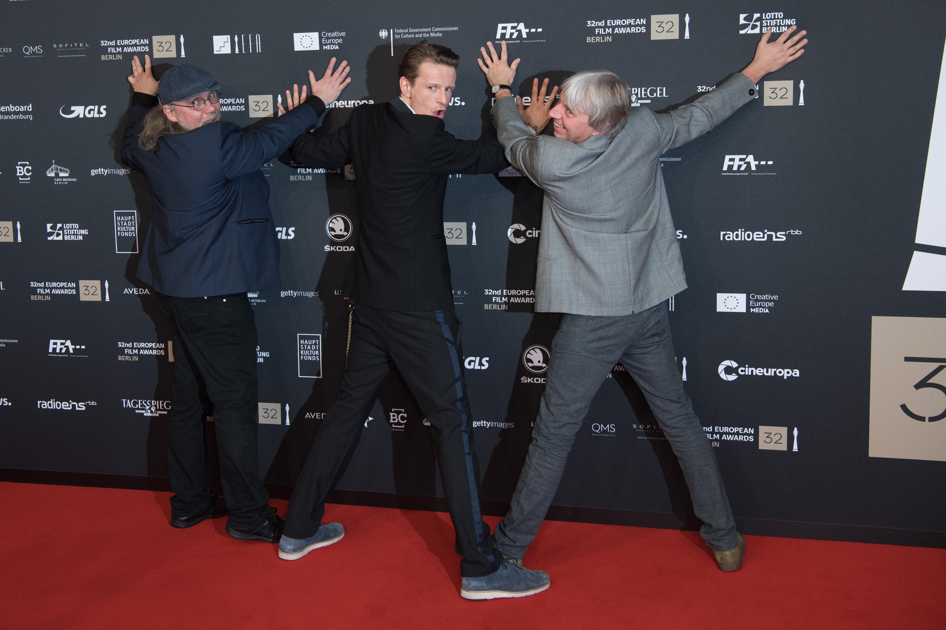 Haus der Berliner Festspiele: Kameramann Andreas Höfer (v. li.), Schauspieler Alexander Scheer und Regisseur Andreas Dresen kommen zur Verleihung des Europäischen Filmpreises.