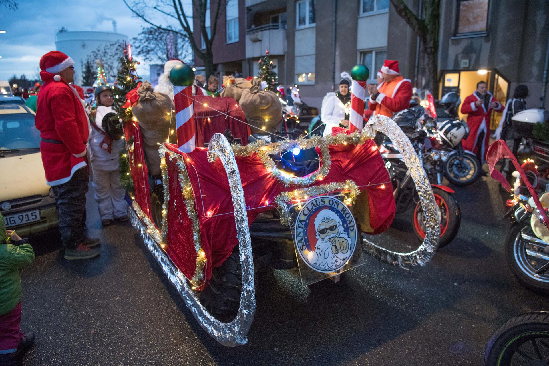 Ein Korso-Teilnehmer baute sein Motorrad zu einem Weihnachtsschlitten um.