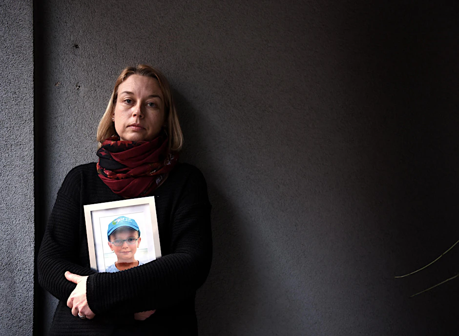 Julia S. mit einem Foto ihres Sohnes Constantin: Der Junge wurde von einem Laster überrollt. Die Mutter sah, wie ihr Kind starb. 