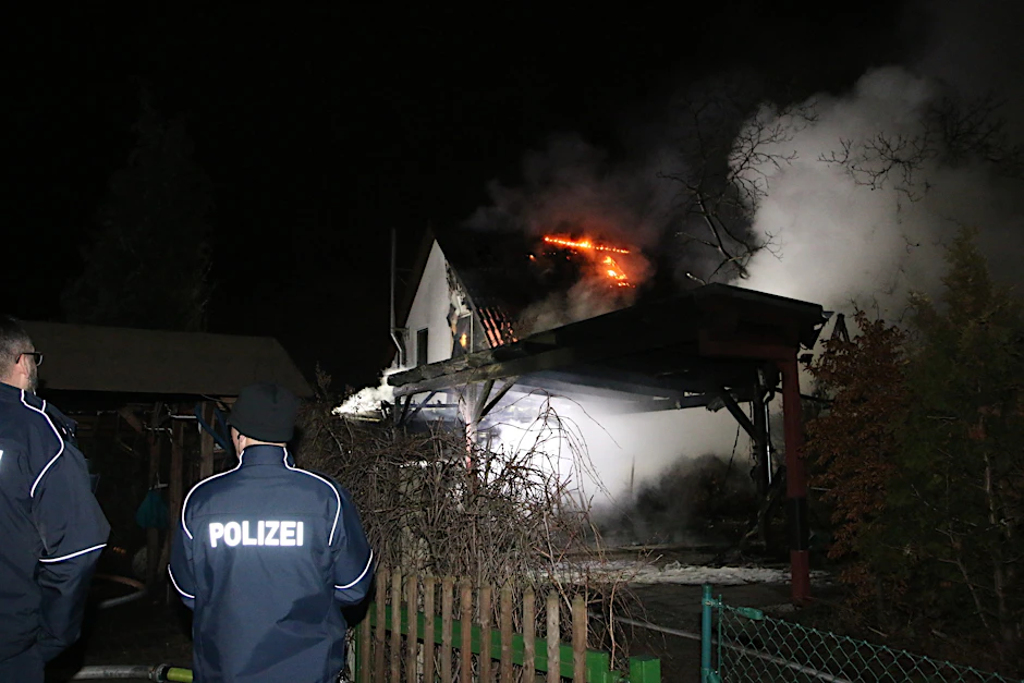 Das Feuer weitet sich aus, die Flammen lodern im Dach.