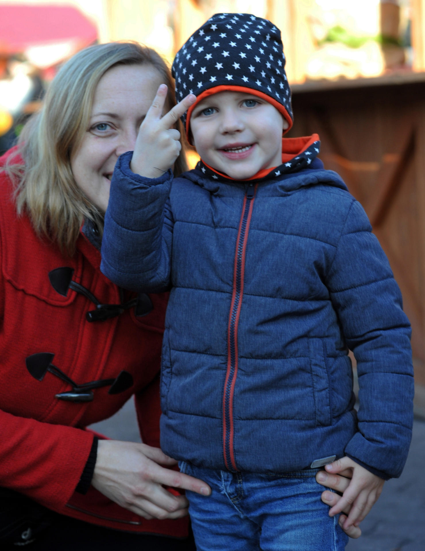Sam aus (3) Schöneiche ist ein großer Ritter-Fan. Er wünscht sich ein Tiptoi-Buch mit Burgen und Recken. Auch ein grünes, ferngesteuertes Auto wäre nicht schlecht. Und ein Geschwisterchen. Darum muss sich allerdings Mama Sarah kümmern, nicht der Weihnachtsmann.  
