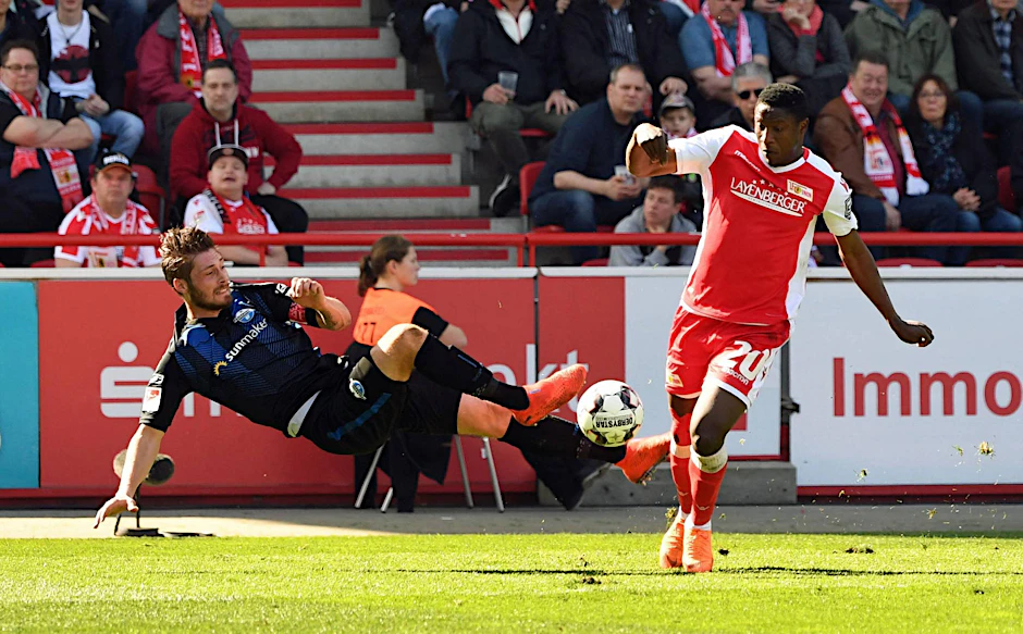 Beim letzten Spiel gegen den SC Paderborn ging es kampfbetont zur Sache, wie Suleiman Abdullahi hier in dieser Szene erleben drufte. 