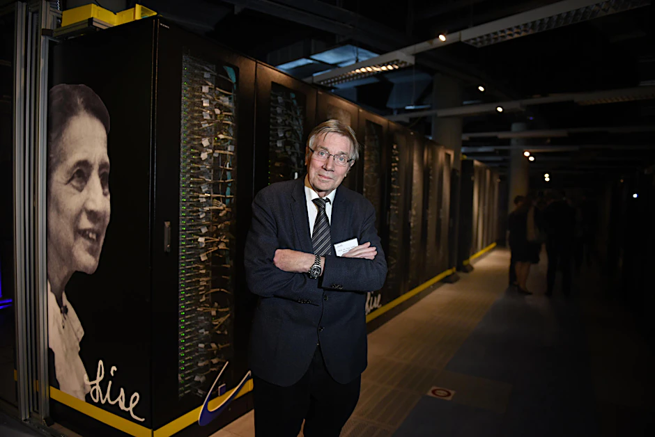 Horst Zuse, der Sohn des Computerpioniers Konrad Zuse, steht am neuen Supercomputer Lise.