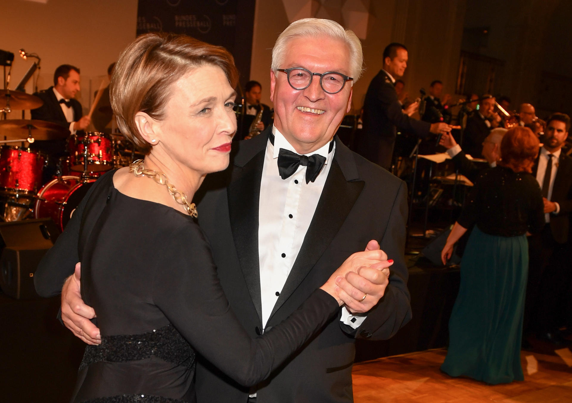 Stilsicher im Smoking: Präsident Frank-Walter Steinmeier und seine Frau Elke beim Bundespresseball.
