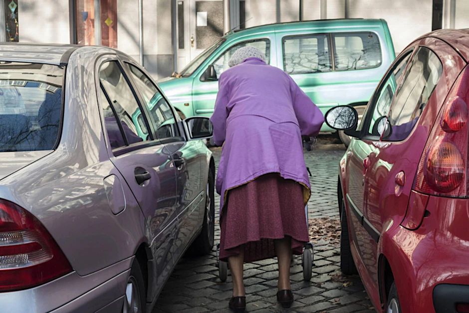 Vorsicht auf der Straße! Eine alte Frau bewegt sich durch den Verkehr Doch das wird immer risikoreicher, warnen Experten. 