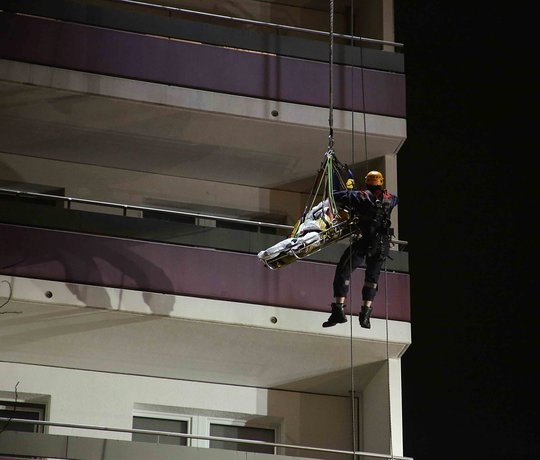 Ein Schwerlastkran musste 2013 einen Mann aus einem Marzahner Wohnhaus befördern.