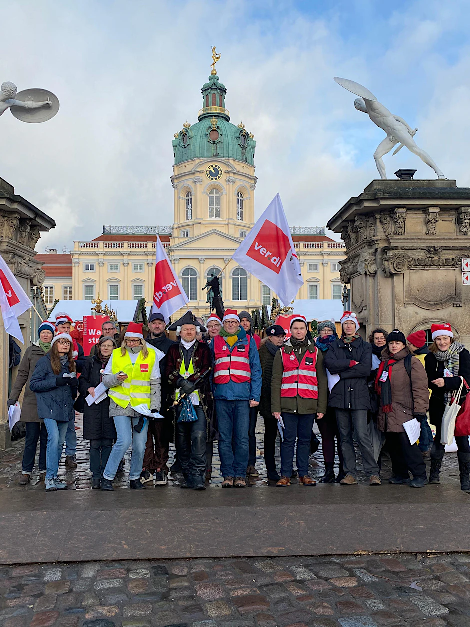 Warnstreik: Mitarbeiter machen das  Tor zum Schloss Charlottenburg dicht.