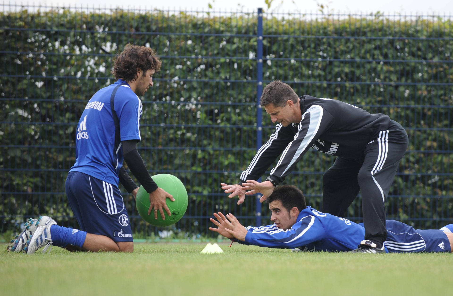 Stürmer-Legende Raul (l.) arbeitete von 2010 bis 2012 auf Schalke mit Leuthard zusammen.