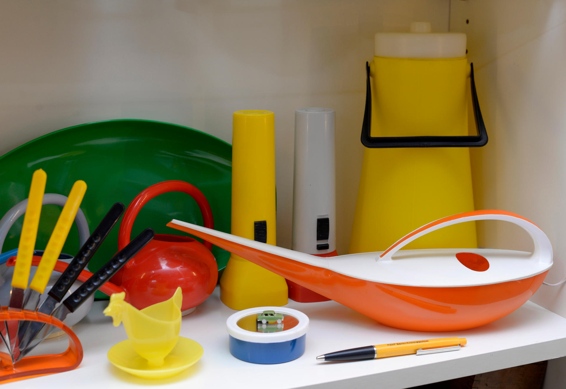 Frühstücksmesser, Eierbecher, Taschenlampe. Günter Höhne sortiert nach Material. 