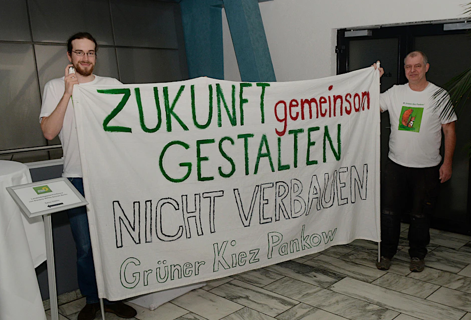 Dieses Transparent empfängt die Grünen-Delegierten beim Landesparteitag.