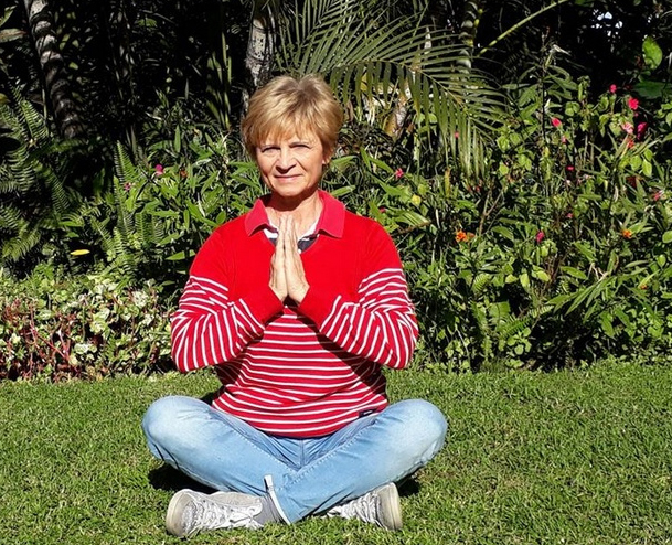 DDR-Eisprinzessin Christine Errath hat für ihre Feiertagsgrüße ein Meditationsfoto rausgesucht. Sie will im Jahr 2020 gelassener werden.