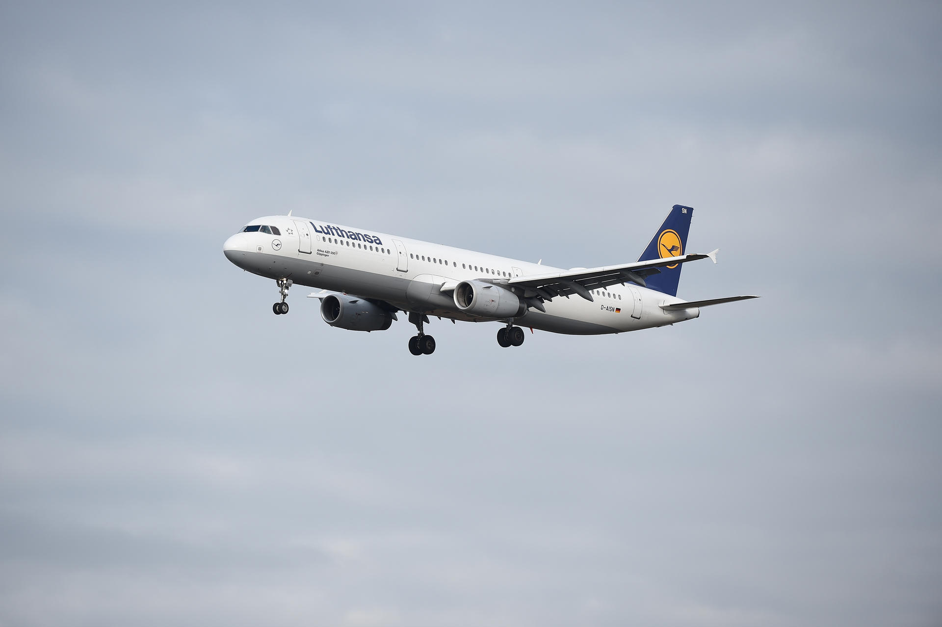 Eine Lufthansa-Maschine hebt mit der Zahnärztin an Bord bis zu drei Mal im Monat ab München ab.