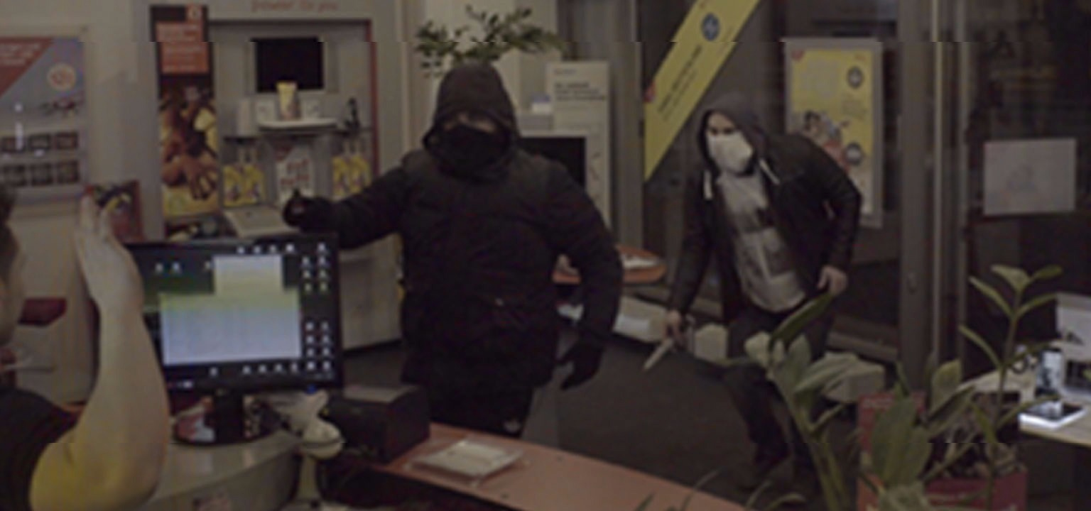 Beamte hielten ein Videodreh des Rappers Capital Bra im Storchendorf-Center in Alt-Hohenschönhausen für einen waschechten Raubüberfall.