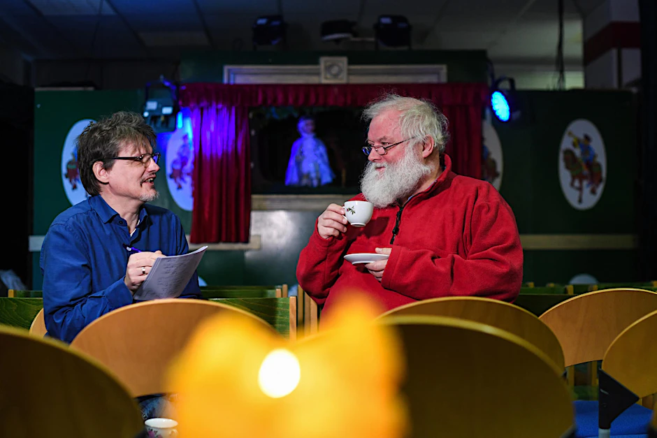 Im Laienpuppentheater Berlin spricht Reporter Norbert Koch-Klaucke mit dem Weihnachtsmann Michael Rosensky.