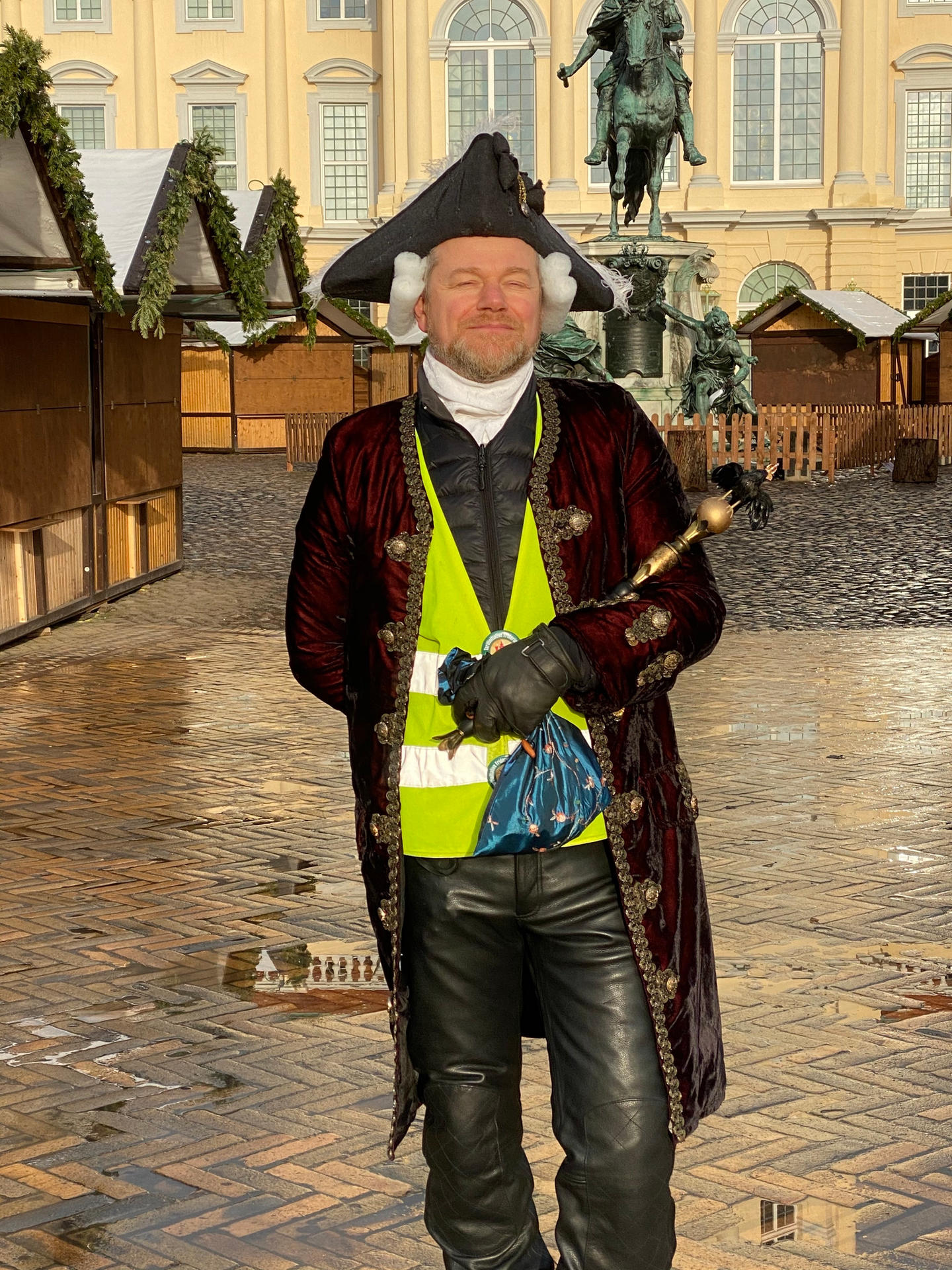 „Friedrich der Große“ kann vom Lohn des Schlossführers nicht leben.  