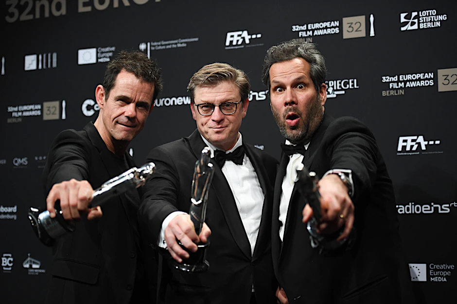 Berlin: Die Regisseure Tom Tykwer, Hendrik Handloegten und Achim von Borries präsentieren ihre Auszeichnungen beim Photo Call nach der Verleihung der Europäischen Filmpreise.