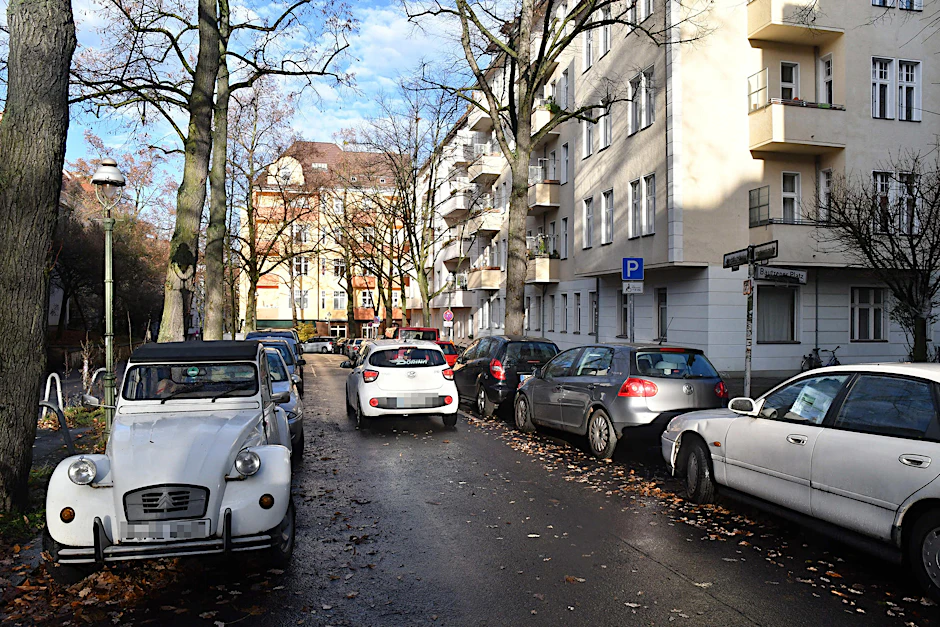 Dicht an dicht: Wenn links und rechts Autos parken, kommt hier höchstens ein kleiner Pkw ohne Unfallgefahr hindurch.
