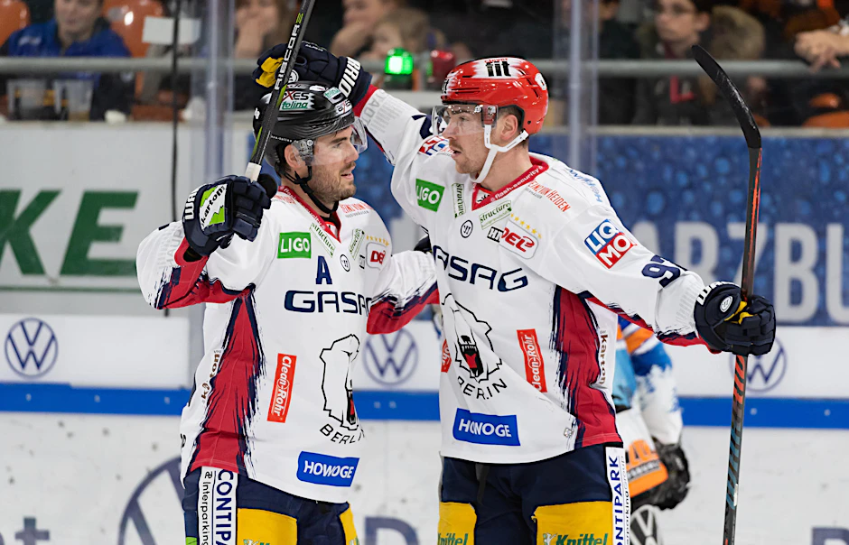 James Sheppard (l.) gratuliert Marcel Noebels zu seinem Anschlusstreffer zum 2:4.