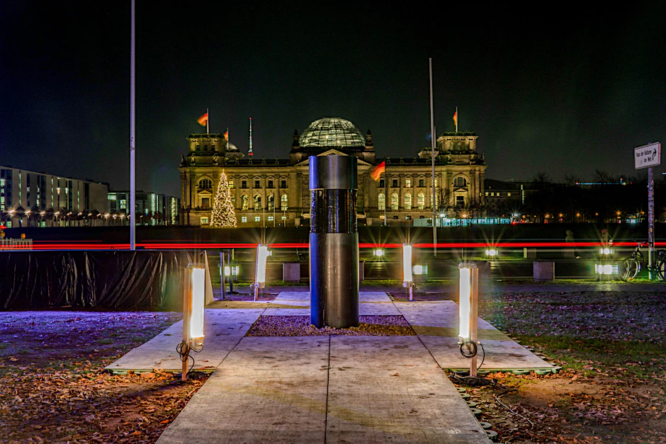 Das gläserne Kernstück der Säule wurde mit schwarzem Klebeband blickdicht abgeklebt.