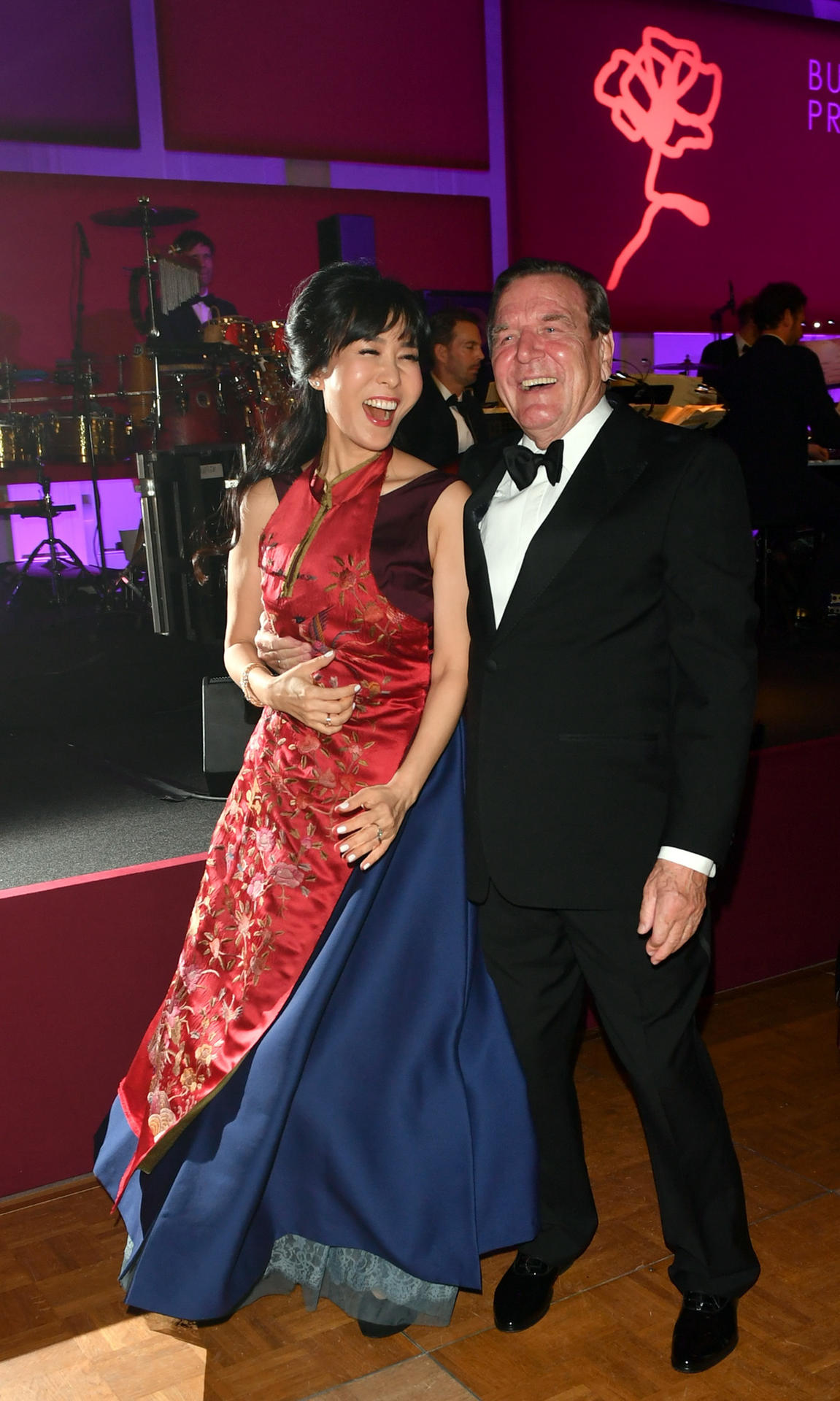 Altkanzler Gerhard Schröder eifert stilistisch James Bond nach.