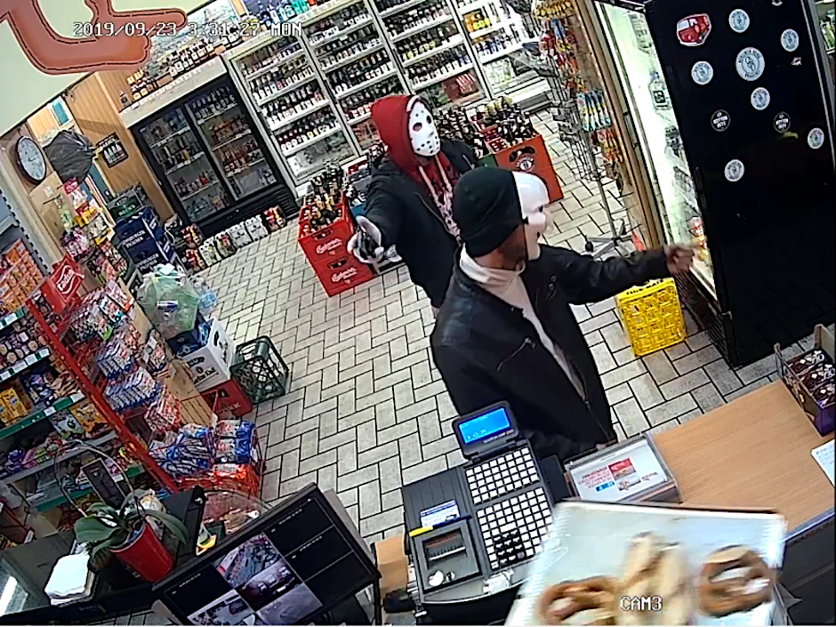 Einer der Männer trug einen roten Kaputzenpulli und eine schwarze Kaputzenjacke mit der Aufschrift "Picaldi" auf dem Rücken.