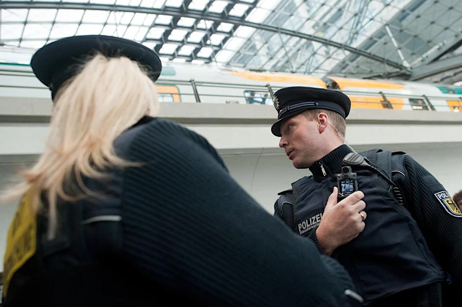 Ein Bundespolizist während eines Tests mit einer Bodycam am Berliner Hauptbahnhof.